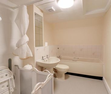 2 bedroom retirement property to rent - Photo 5