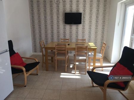 5 bedroom detached house to rent - Photo 2