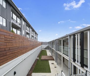 Modern 2 Bedroom 2 Bathroom Apartment - Photo 1