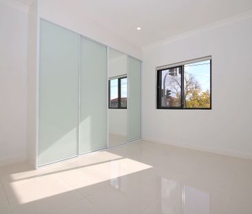 Freshly painted 3 bedroom home - Photo 4