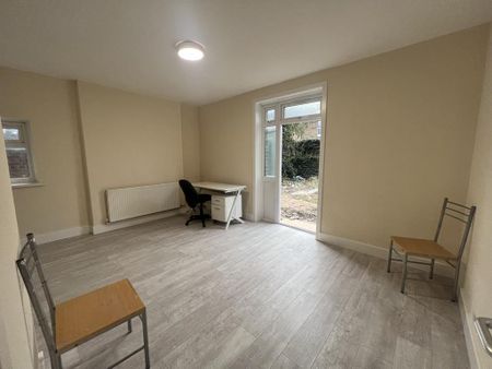 1 bedroom in a flat share to rent - Photo 2