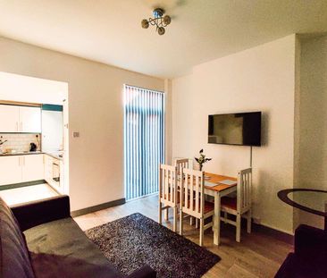 High spec shared house in L15, bills included! Room 4 - Photo 4