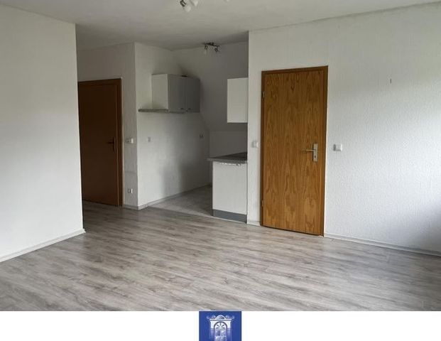 Individuelle Dachwohnung mit EBK, Laminat und Wannenbad! Grüne Umgebung! - Photo 1