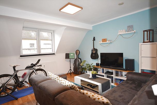 Wie gemacht für das erste Nest – helle 2-3-Zimmer Dachgeschoss-Wohnung in schönem Altbau - Photo 1