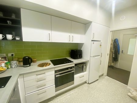 Gem on Oriental! - Photo 4