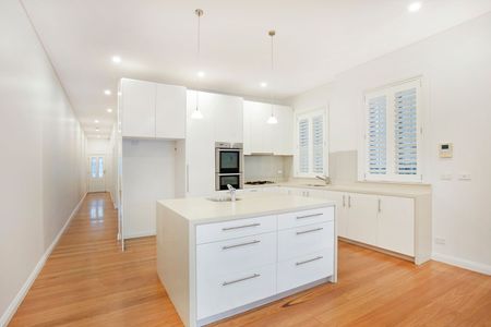Stylishly Updated Bondi Home in a Premier Lifestyle Pocket - Photo 2