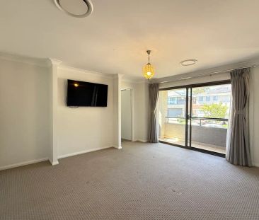 “Impressive Family Residence Offering Space, Style and Convenience” - Photo 5