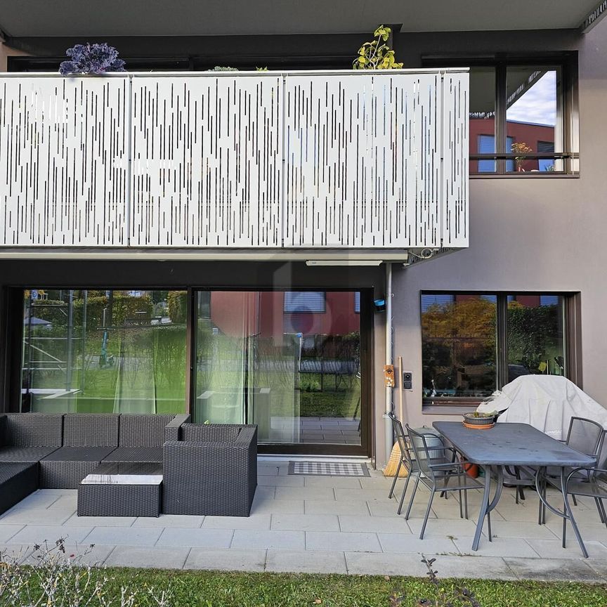 HIGH-QUALITY AND STYLISH WITH A SUNNY SEATING AREA! - Foto 2