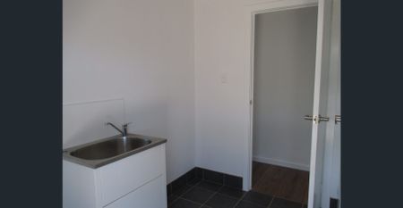 3 BEDROOM HOME CLOSE TO THE WATER!! - Photo 2