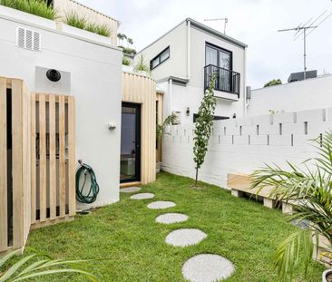 Newly built high-end 3-bedroom home opposite park - Photo 3
