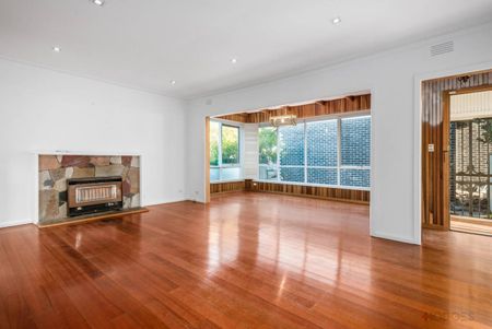 GREAT FAMILY HOME | PERFECT LOCATION | LARGE REAR GARDEN - Photo 2