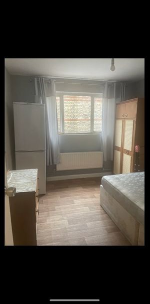 Room in a Shared House, La Rose Lane, N15 - Photo 1