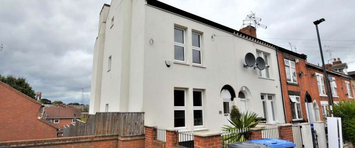 Spacious Derby City Living Bedroom 4 - Photo 1
