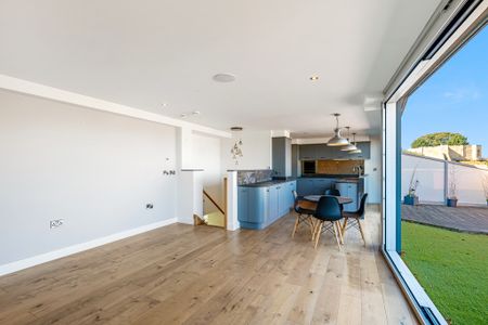 4 bedroom Apartment to let - Photo 5