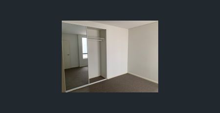 Large 2 bedroom apartment next to the westfield - Photo 4