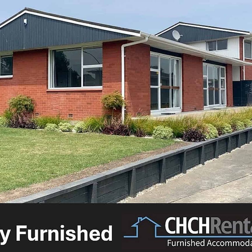 Fully Furnished Stylish Renovated Large Family Home in Prime Location! - Photo 1