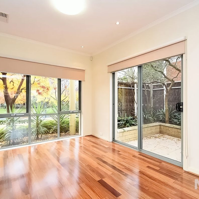 Immaculate family home in the heart of port Melbourne - Photo 1