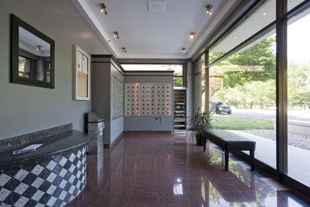 4760 Chemin de la Côte-des-Neiges, Montréal, QC - Photo 3