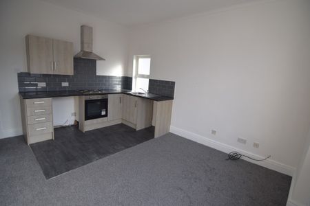 To Let 2 Bed Flat - Photo 5