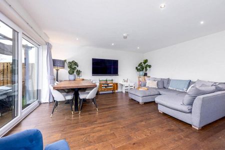 5 bedroom detached house to rent - Photo 2