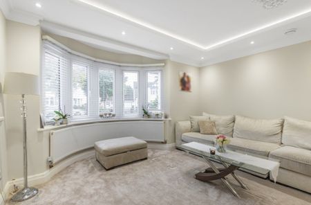 Semi-detached House to rent - Brookmead Avenue, Bromley, BR1 - Photo 3