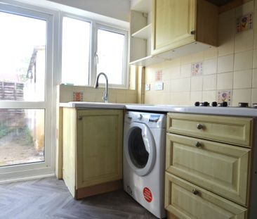 4 bedroom Semi-detached house to rent - Photo 5