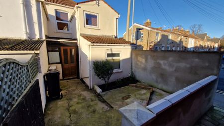 3 bed terraced house to rent in Haydon Road - Photo 4