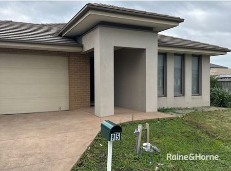 4 Bedroom House in Cranbourne East! - Photo 4