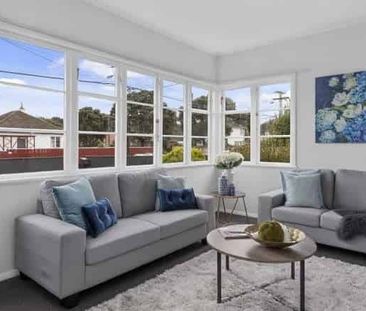 Sunny beautiful house close to all amenities - Photo 1