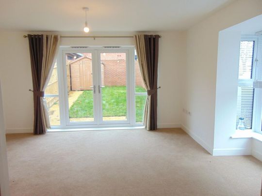 4 bedroom semi-detached house to rent - Photo 1