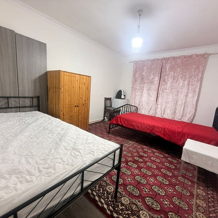 Room in a Shared Flat, Loxford Road, IG11 - Photo 1