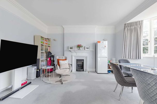 Spacious three bedroom flat in charming period conversion - Photo 1