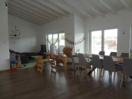 Exklusive und traumhaft schöne 4,5 Zimmer WHG (121qm²) mit EBK, Balkon & TG-Stellplatz zu vermieten! - Photo 2