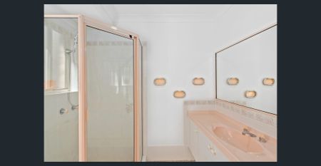 Spacious Family Home - Photo 3