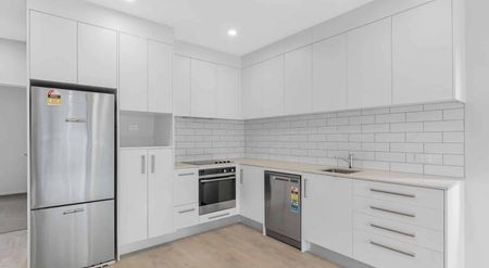 Ground floor Two-Bedroom Apartment with off-street parking - Photo 3