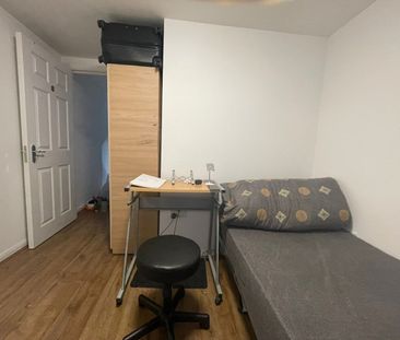 Room in a Shared House, London, E13 - Photo 3