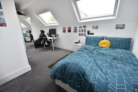 3 bedroom Flat in Flat B, (1st Floor) - Photo 3