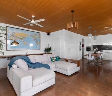 Bay views, private sauna and gardens, moments from Pakington Street - Photo 1