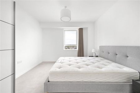 A large three bedroom penthouse apartment finished to a high specification and located within Wallbrook Gardens, benefitting from exceptional on-site amenities, communal gardens and only a 6-minute walk to Canning Town Station. - Photo 4