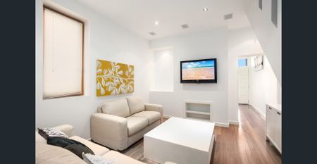 A sleek fusion of traditional and contemporary - Photo 2