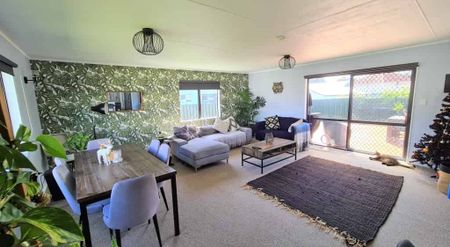 3 BEDROOM (PLUS OFFICE) IN BELL BLOCK - Photo 2