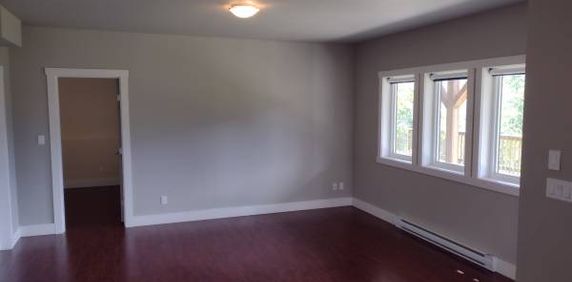 Large 1 Bedroom Suite in Home - Photo 2