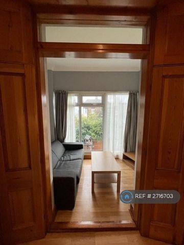 1 bedroom flat to rent - Photo 2