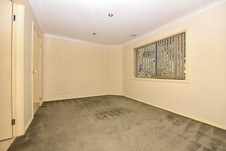 Spacious 3-Bedroom Townhouse with Outdoor Entertaining - Photo 4