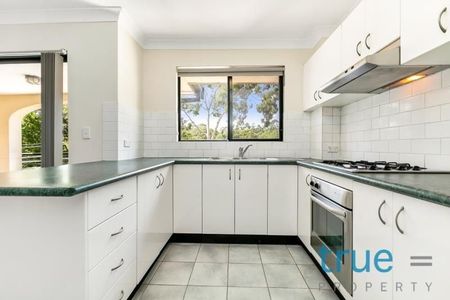 SPACIOUS AND PERFECTLY LOCATED APARTMENT - Photo 5