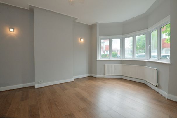 5 Bed Semi-Detached House, St. Georges Road, NW11 - Photo 1