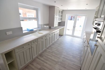 To Let 3 Bed Mid Terraced House - Photo 4