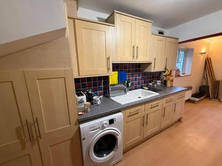 4 bedroom semi-detached house to rent - Photo 4