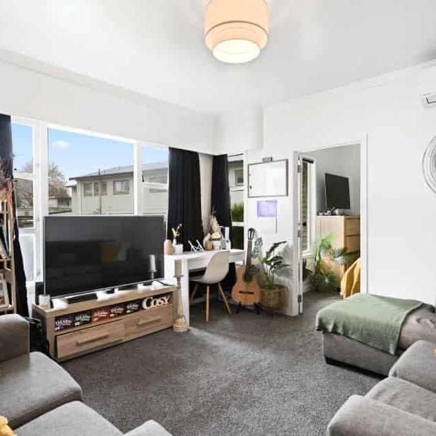 Five Bedroom in Hamilton East - Photo 1