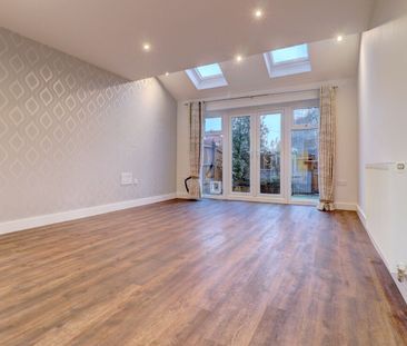 4 bedroom mid terraced house to rent - Photo 3